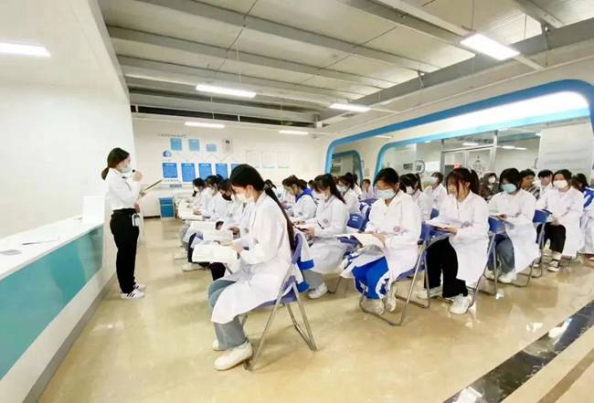 巴中市电竞学校2025年收费标准